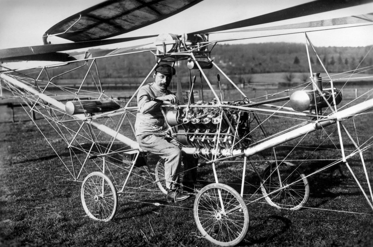 Первые воздушные самолеты. Поль корню вертолет 1907. Первый вертолет Сикорского 1910. Первый вертолет Сикорского.